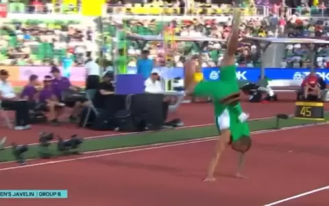 Atleta sorprende con su ins�lita manera de lanzar la jabalina