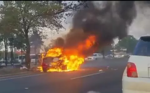 Autopista en llamas: veh�culo se incendia en �u Guasu