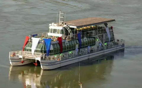 Un catamar�n sale de CDE y recorre las tres fronteras