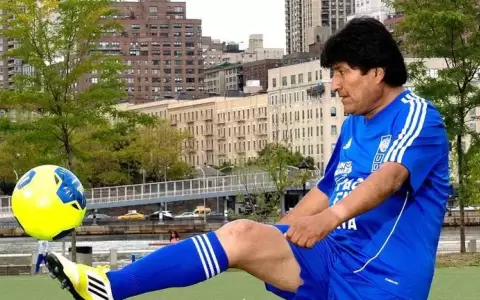 La nueva obsesi�n de Evo Morales: una copa de f�tbol con su propio nombre