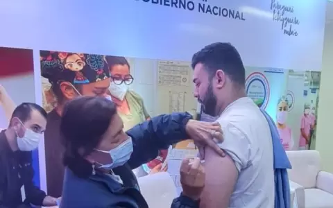 Visitantes de la Expo aprovechan para vacunarse en el stand de Salud P�blica