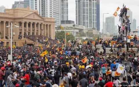 Manifestantes incendian la residencia del primer ministro de Sri Lanka