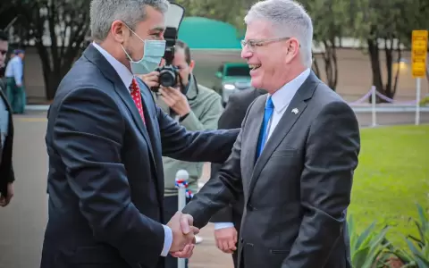 Abdo particip� de izamiento de bandera por aniversario de la independencia de EE.UU.