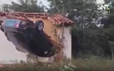Auto "volador" se incrusta en una casa en Nueva Italia