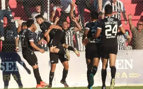Libertad consigue su cuarta victoria consecutiva en el torneo Clausura
