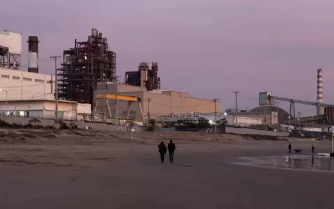 Cuando ir a la playa se convierte en una actividad de riesgo: viaje al 'Chern�bil chileno'