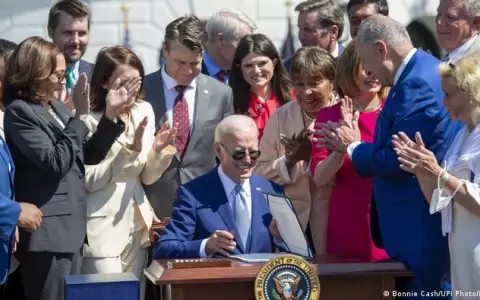 Biden firma ley para impulsar chips de Estados Unidos y competir con China