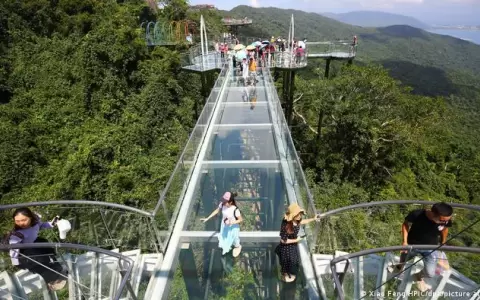 Unos 80.000 turistas, varados en ciudad china ante rebrote de COVID-19