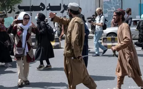 Talibanes disparan para dispersar manifestaci�n de mujeres