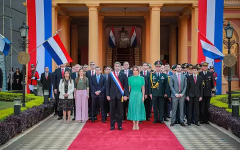 Abdo encabez� izamiento de la bandera durante actos por el aniversario de Asunci�n