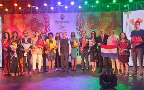 Paraguayos presentes en seminario por los 75 a�os de democracia de la India