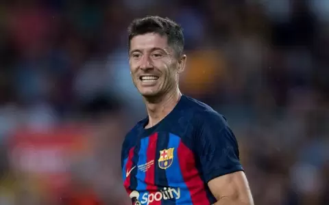 Robert Lewandowski se presenta en el Camp Nou con un golazo