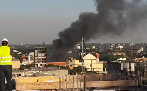 Incendio de gran proporci�n en un dep�sito del Mercado 4