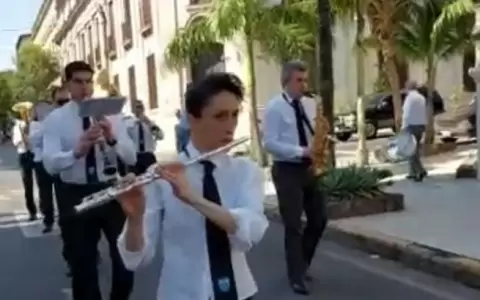 Desfile de exalumnos sobre la calle Palma en homenaje a la �madre de ciudades�