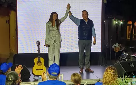 Burt present� a Luz Borja como su dupla presidencial