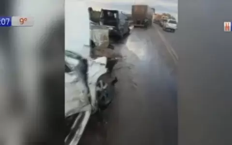 Arroyos y Esteros: cami�n sojero se lleva todo por delante