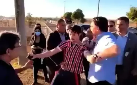 Jair Bolsonaro forceje� e intent� quitarle el celular a un youtuber que se manifestaba en su contra