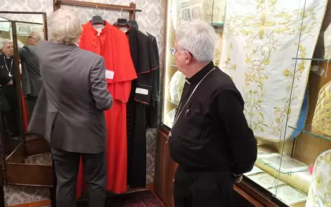 Monse�or Mart�nez realiz� primera prueba de su vestimenta de cardenal