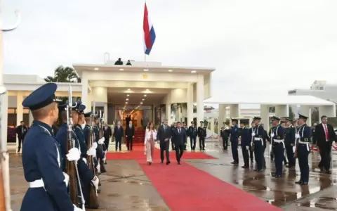 Abdo est� rumbo a Colombia donde asistir� a la asunci�n de Gustavo Petro