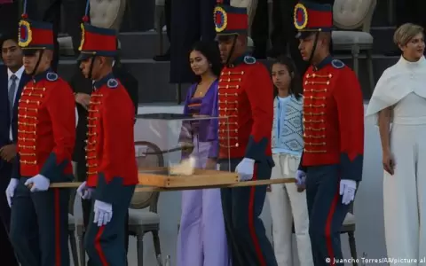 Pol�mica por gesto del rey Felipe VI de no levantarse ante la espada de Bol�var en Colombia