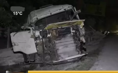 Cami�n transportador vuelca en una vivienda en el Cerro Caacup�