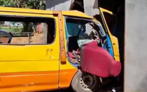 Transporte escolar que llevaba a ni�os choc� contra una vivienda