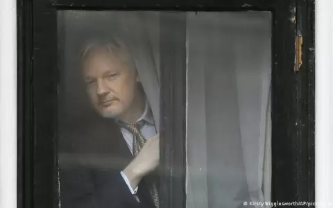 Periodistas y abogados demandan a la CIA por espiarlos en visitas a Assange