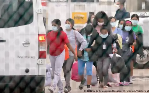 Texas inicia el env�o a Nueva York de migrantes indocumentados
