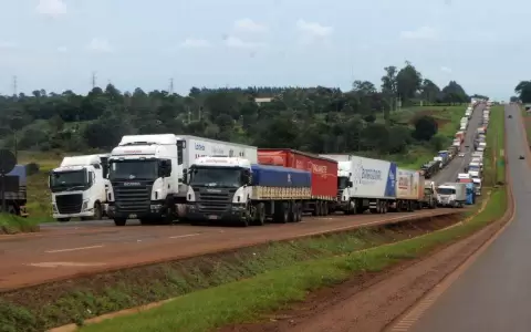 Camioneros exigen a autoridades promesa de reducci�n de G. 700 en el precio de combustible