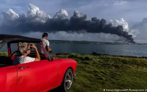 Colapsa un tercer tanque petrolero en grave incendio en Cuba