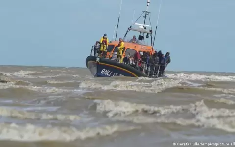 Casi 1.000 migrantes cruzan el canal de la Mancha en un d�a