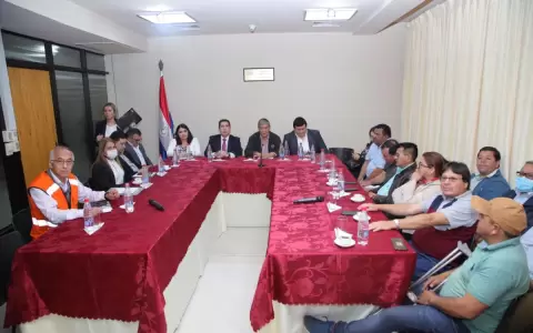 Gobierno no convence a campesinos y reuni�n queda en cuarto intermedio
