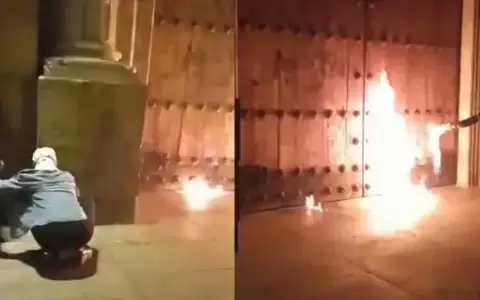 Mujeres proaborto en Bogot� intentaron incendiar la puerta de la Catedral Primada