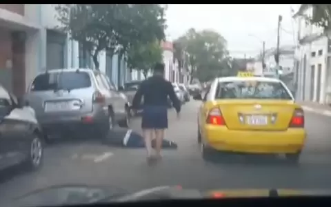 Furia en las calles: tras discusi�n, conductor golpea a taxista