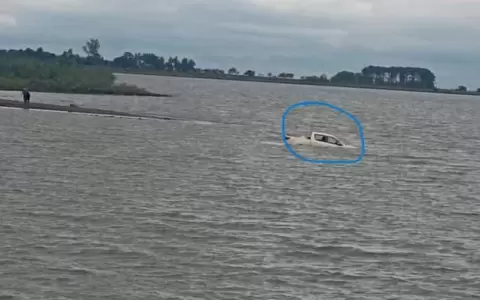 Camioneta se hunde en el r�o Paran�