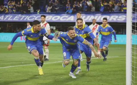 Boca Juniors vence a River Plate y se coloca a dos puntos de la cima