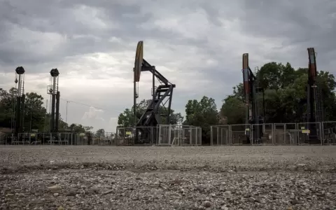 Petro anuncia la subida de la gasolina barata de Colombia