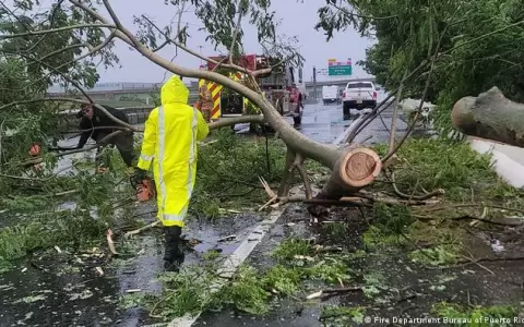 El hurac�n Fiona toca tierra en Puerto Rico y provoca apag�n general
