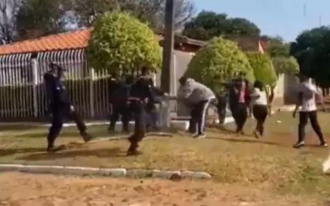 Incidentes en It�: tremendo enfrentamiento entre polic�as y camioneros