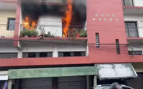 Incendio de gran magnitud en edificio c�ntrico