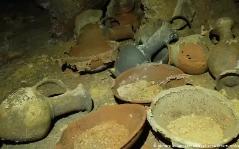 Hallan en Israel cueva funeraria de la �poca de Rams�s II