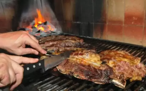 Se atragant� con un pedazo de carne y muri� asfixiado
