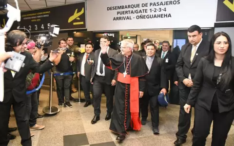 Lleg� el primer cardenal paraguayo al pa�s y pide a las familias aferrarse a la fe