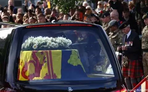 Miles de personas despiden a Isabel II en su recorrido por Escocia