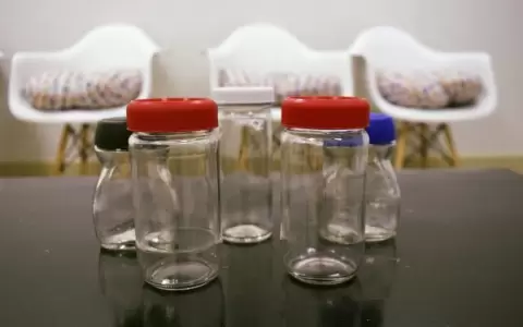 Instan a donar frascos de vidrio para recolectar leche materna