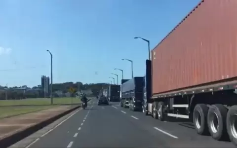 Camioneros se movilizan hoy en todo el pa�s, exigiendo la reducci�n del combustible