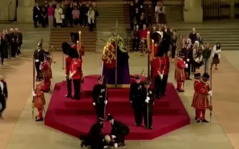 Un guardia real se desmay� en plena capilla ardiente de la reina Isabel II