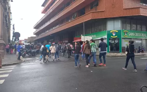 Calles del microcentro se encuentran bloqueadas por manifestantes
