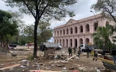 Cultura anuncia que prev�n licitaci�n para enrejar plazas frente al Cabildo