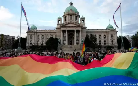 Gobierno de Serbia proh�be la marcha del Europride